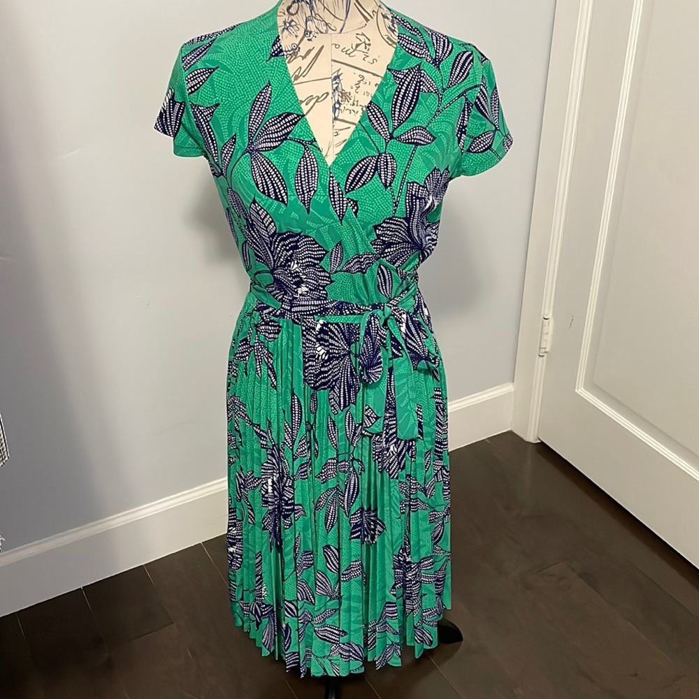 MAGGY LONDON faux wrap pleated dress with waist tie